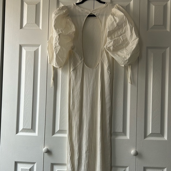 Large Zara Cream Dress with Puffed Ruffle Sleeves, opening in the back. - Picture 2 of 3